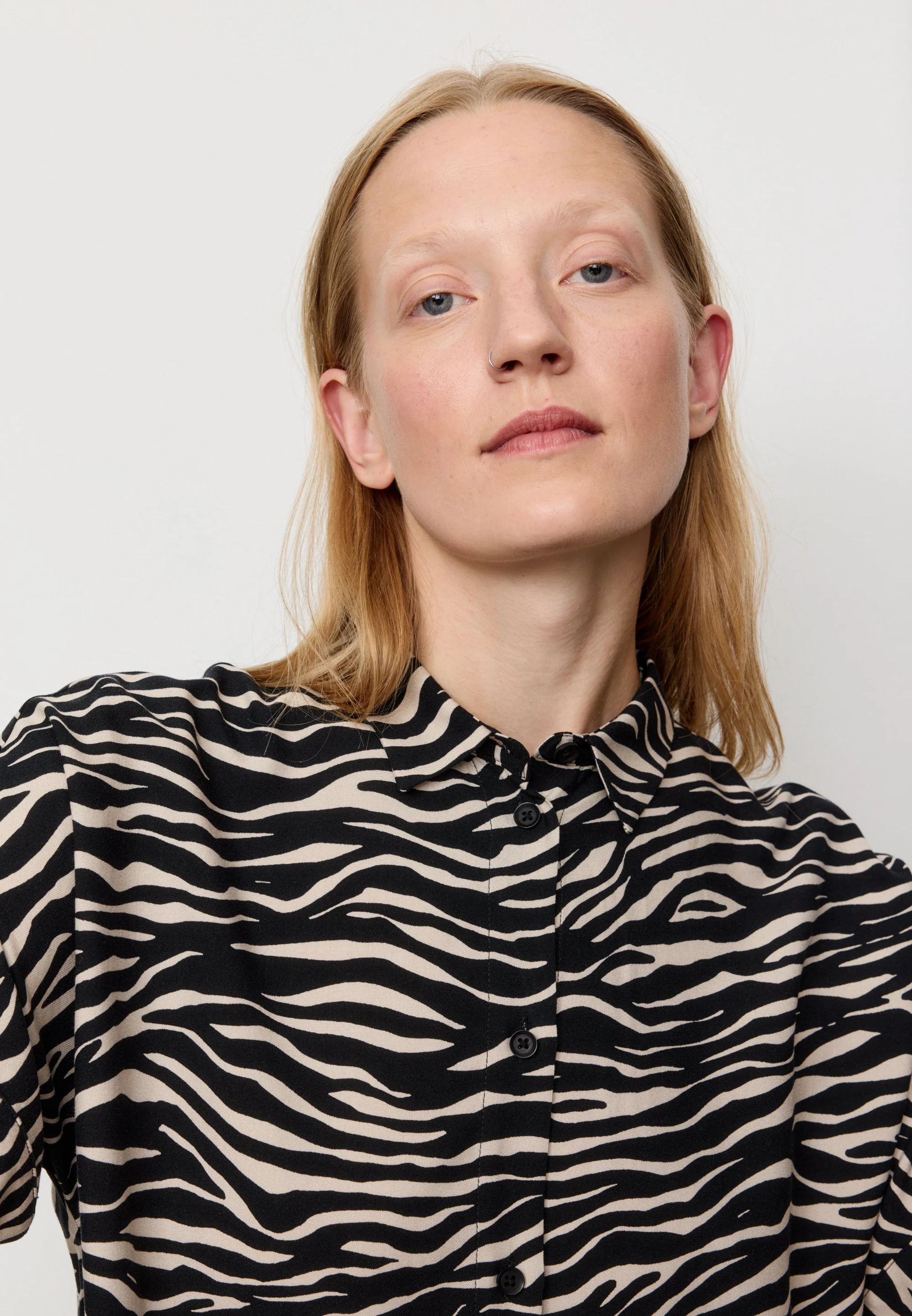 RECOLUTION - LOTUS ZEBRA Ecovero Bluse black