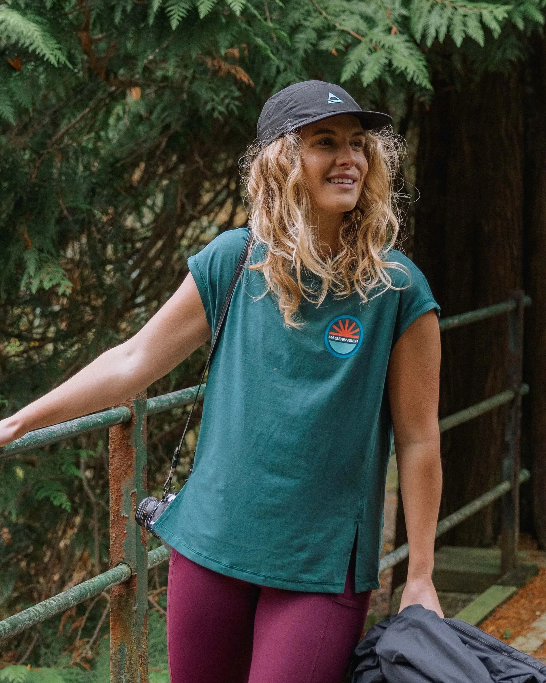 PASSENGER - CHASE THE LIGHT Drirelease® Active T-Shirt - deep ocean