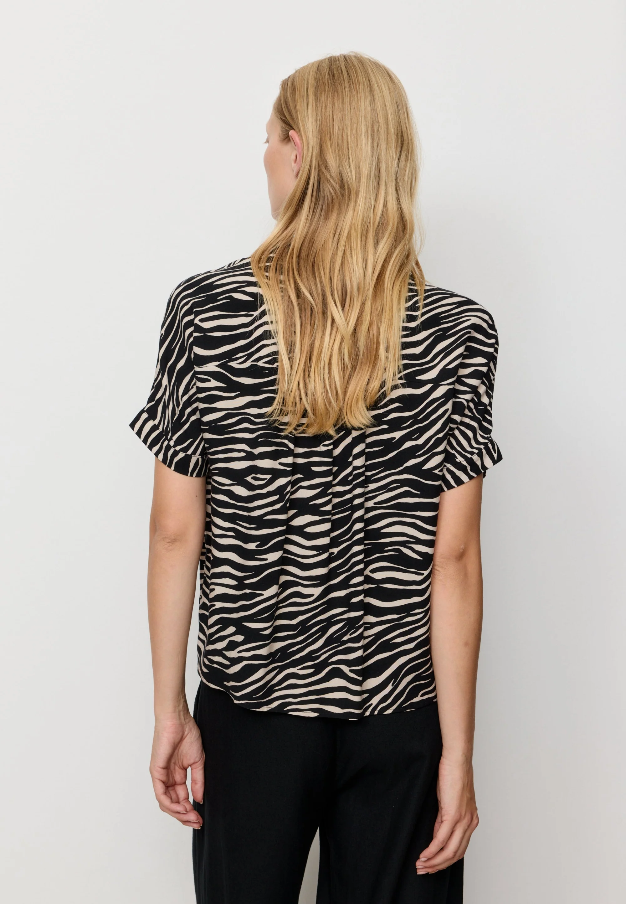 RECOLUTION - LOTUS ZEBRA Ecovero Bluse black