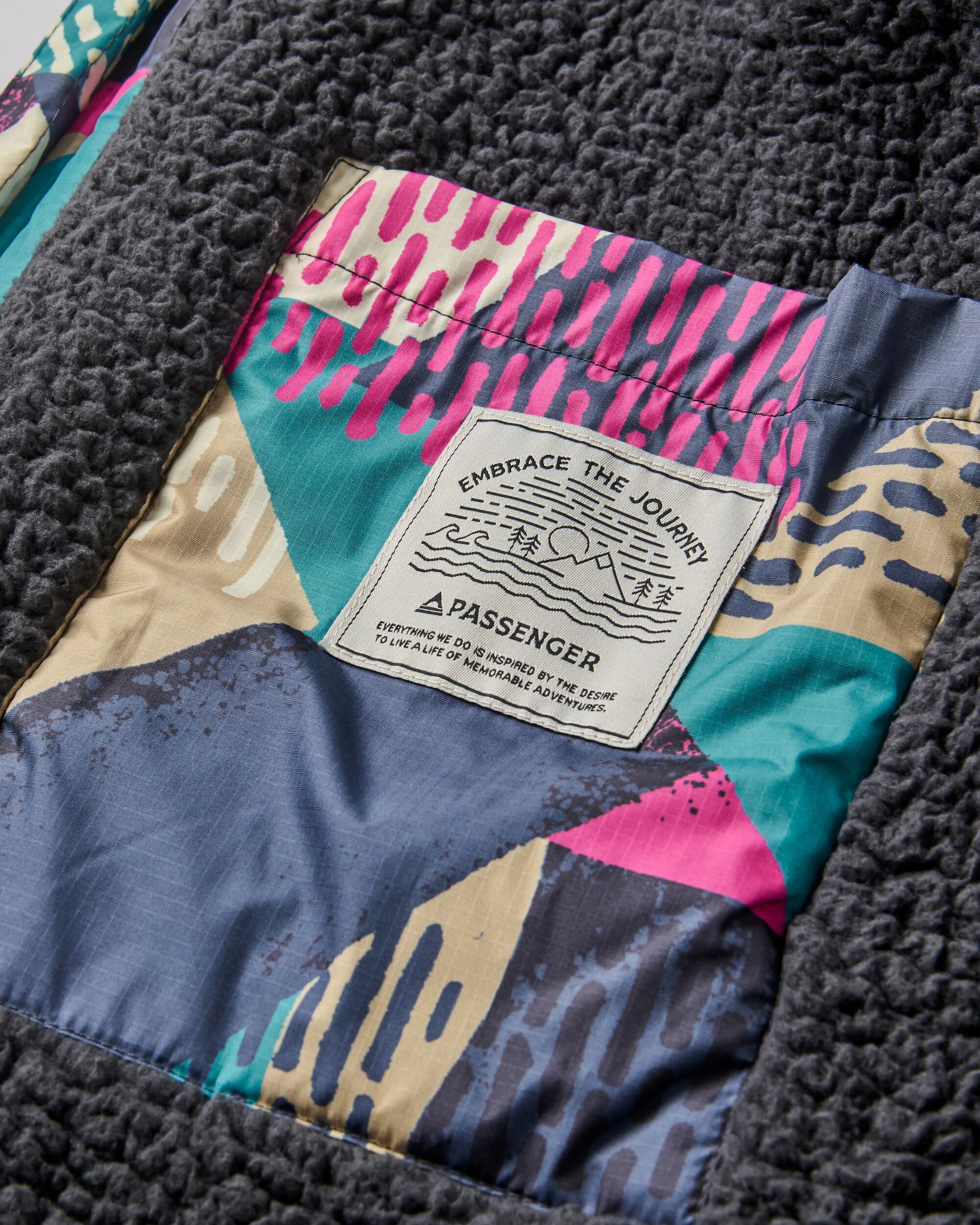 PASSENGER - WAVES Sherpa Gefütterter Surf-Poncho - Mosaic Mountain Charcoal