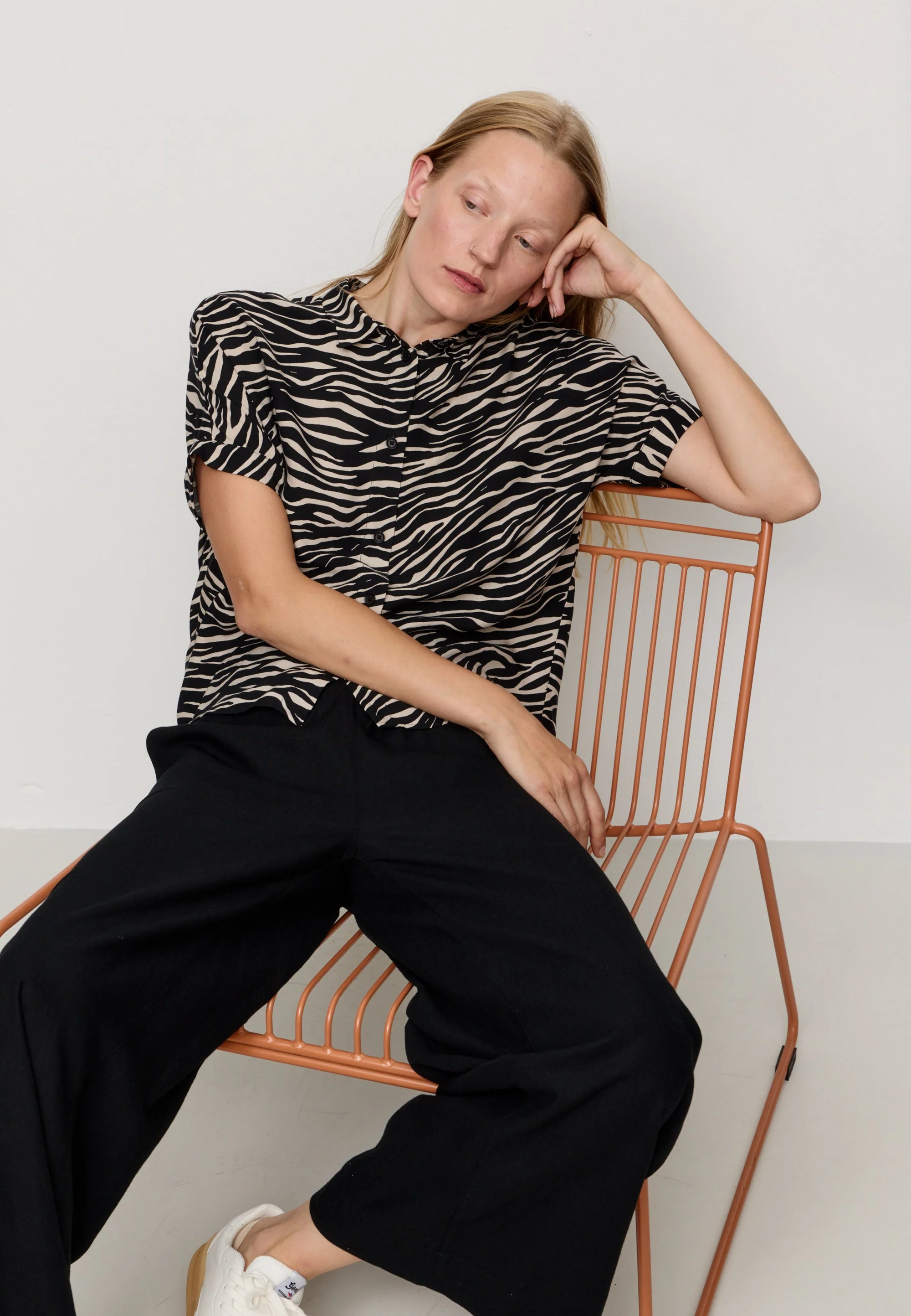 RECOLUTION - LOTUS ZEBRA Ecovero Bluse black