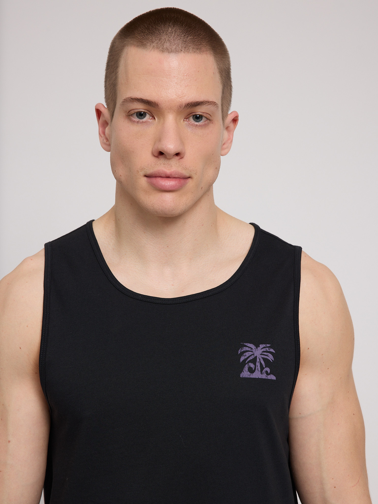 Schwarzes Tanktop mit Front- und Backprint aus Bio-Baumwolle von MAZINE.