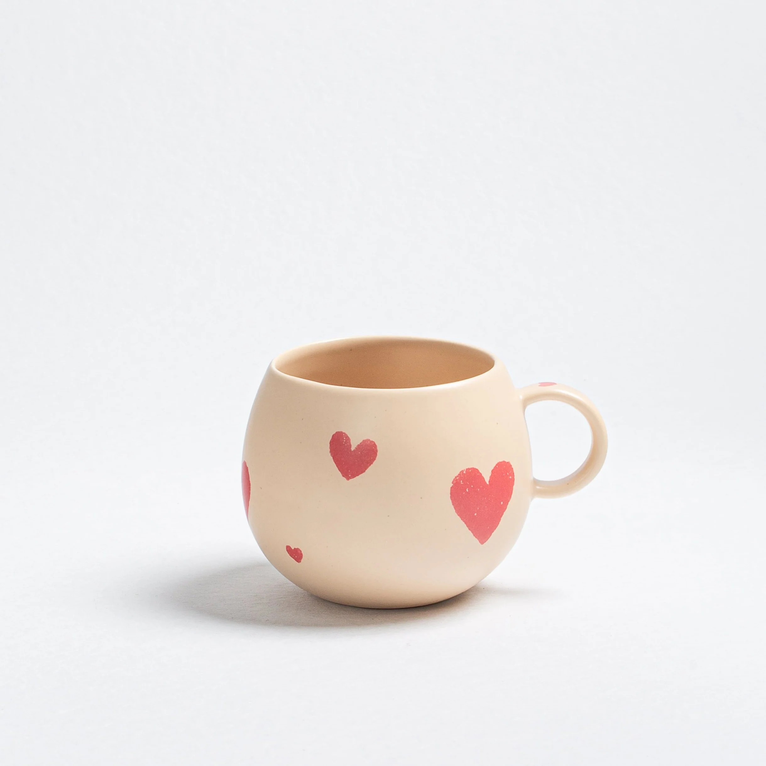 COZY HEARTS MUG Steingut Kugeltasse 500ml